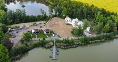 Čtyři nové rodinné chaty u jezera Katlov lákají na klidné místo, vysoký komfort a široké možnosti vyžití