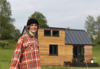 Postavil si dům jako puberťák. Dnes tím inspiruje tisíce lidí