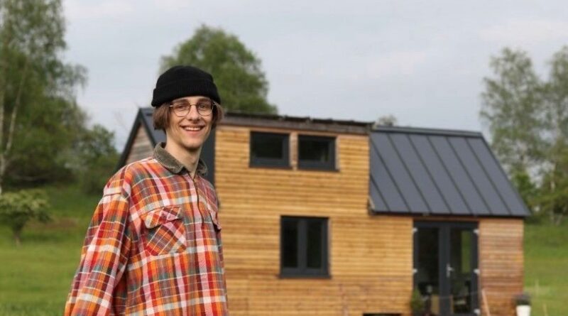 Postavil si dům jako puberťák. Dnes tím inspiruje tisíce lidí